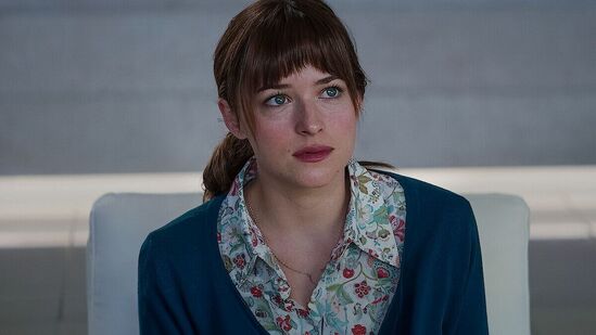 ఫిఫ్టీ షేడ్స్ ఆఫ్ గ్రే - ఇదొక బోల్డ్ మూవీ. కేవలం 18 ఏళ్లు పైబడిని వారికి మాత్రమే. ఫ్యామిలీతో కలిసి చూడకూడదు. ఓ బిజినెస్ టైకూన్, ఓ కాలేజీ విద్యార్థినితో ప్రేమలో పడిన తర్వాత అసహజ సెక్స్ ప్రక్రియలో పాల్గొంటూ ఉంటారు. ఫిఫ్టీ షేడ్స్ ఆఫ్ గ్రే - ఇదొక బోల్డ్ మూవీ. కేవలం 18 ఏళ్లు పైబడిని వారికి మాత్రమే. ఫ్యామిలీతో కలిసి చూడకూడదు. ఓ బిజినెస్ టైకూన్, ఓ కాలేజీ విద్యార్థినితో ప్రేమలో పడిన తర్వాత అసహజ సెక్స్ ప్రక్రియలో పాల్గొంటూ ఉంటారు.