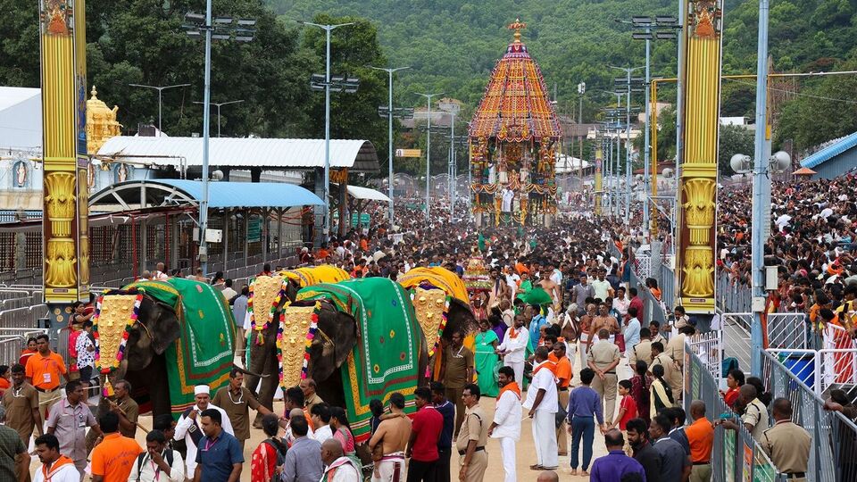 వైభవంగా శ్రీవారి రథోత్సవం.. గోవిందనామస్మరణతో మారుమోగిన మాడవీధులు