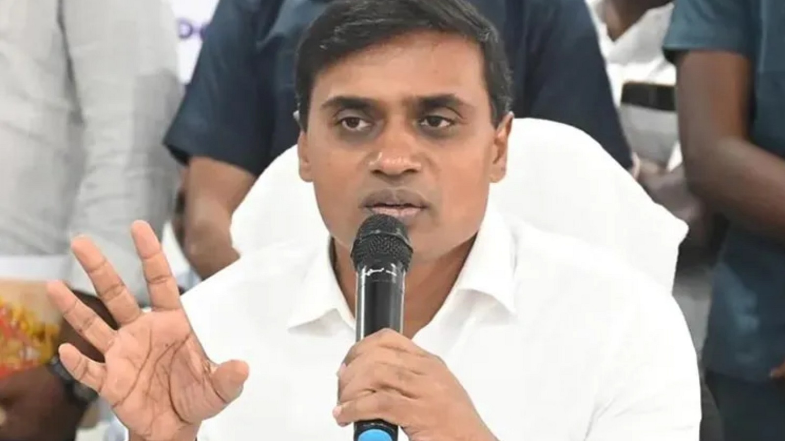 జైలులో నన్ను టెర్రరిస్ట్‌‌లా ట్రీట్ చేశారు.. సీసీ కెమెరాలతో నిఘా, విజయవాడ నుంచి మానిటరింగ్ : మిథున్ రెడ్డి