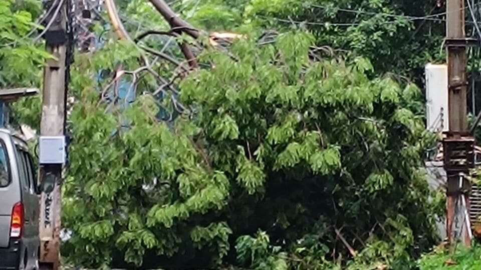 విశాఖలో ఈదురుగాలుల బీభత్సం - ఉత్తరాంధ్ర జిల్లాలకు రెడ్ అలర్ట్, తీరం వెంబడి అల్లకల్లోలం...!