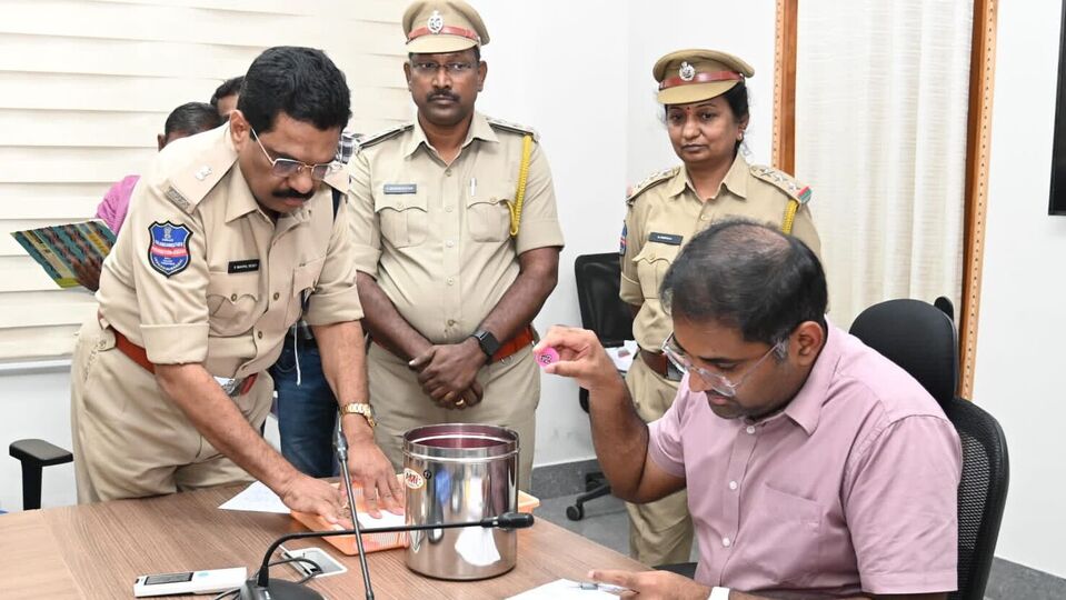 తెలంగాణలో కొత్త వైన్స్ టెండర్లు 2025 : ఒక్కో దరఖాస్తుకి రూ. 3 లక్షలు - ఈ ముఖ్యమైన వివరాలు తెలుసుకోండి