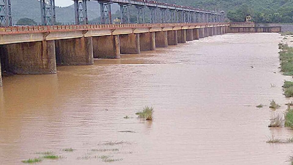 భారీ వర్షాలు, వరదలతో ఉత్తరాంధ్ర అతలాకుతలం - నలుగురు మృతి, అందుబాటులోకి టోల్ ఫ్రీ నెంబర్లు