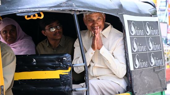 ఈ స్కీమ్ కింద 2,90,669 మంది డ్రైవర్ల ఖాతాల్లోకి రూ.436 కోట్లు జమ చేసినట్లు సీఎం చంద్రబాబు ప్రకటించారు. ఏ ఒక్కరికి డబ్బులు జమ కాకపోయినా రిపోర్టు చేస్తే ఆర్హతను బట్టి ఖాతాలో వేస్తామని స్పష్టం చేశారు. 