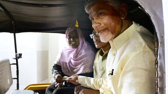 కిరాయి కోసం ఆటో స్టాండుకు వెళ్లి పడిగాపులు పడే అవసరం లేకుండా టెక్నాలజీ ద్వారా సహకారం అందిస్తాం. ఒక కంట్రోల్ రూమ్ ఏర్పాటు చేసి యాప్ ద్వారా మీకు అవకాశాలు దొరికేలా చేస్తాం" అని ముఖ్యమంత్రి చెప్పారు. 