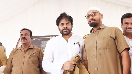 "యాప్ ద్వారా వచ్చే ఆదాయాన్ని ఆటో డ్రైవర్ల సంక్షేమం కోసమే ఖర్చు పెడతాం. అలాగే ఆటో డ్రైవర్ల సంక్షేమ బోర్డు ఏర్పాటు చేసి... ఆటో డ్రైవర్ల భవిష్యత్తును మరింత మంచిగా తీర్చిదిద్దేలా పనిచేస్తాం" అని సీఎం వివరించారు. 