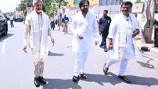 ఆటోలపై జరిమానాల భారం తగ్గిస్తామని కూడా సీఎం చంద్రబాబు తెలిపారు. ప్రభుత్వం చేసే మంచి పనిని డ్రైవర్లే ప్రజల్లోకి తీసుకెళ్లాలని పిలుపునిచ్చారు. స్కీమ్ ప్రారంభం సందర్భంగా క్యాంప్ ఆఫీసు నుంచి సభా ప్రాంగణం వరకు 14 కిలోమీటర్ల దూరం ఆటోలోనే సీఎం చంద్రబాబు ప్రయాణించారు. 