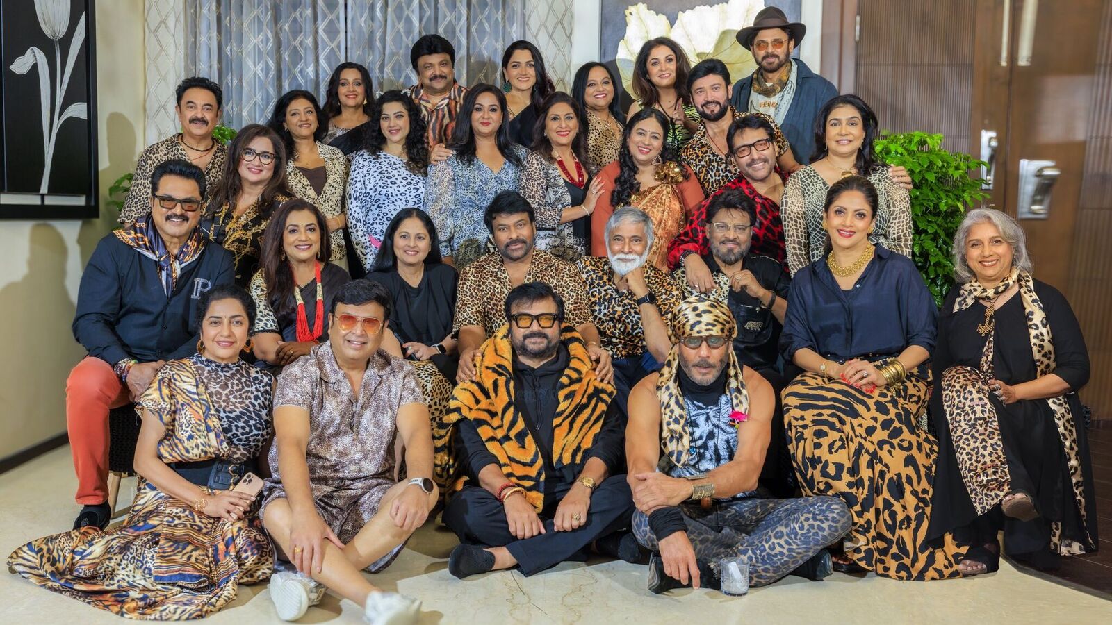 వారెవా.. అలనాటి తారల అరుదైన కలయిక.. 80ల నాటి స్టార్ల రీయూనియన్.. చిరు, వెంకీ, రాధ, జయసుధ అందరూ ఒక్కచోటే!