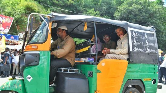 ఆటో, మాక్సి, క్యాబ్ డ్రైవర్లు క్రమశిక్షణగా ఉండాలని సీఎం చంద్రబాబు స్పష్టం చేశారు. ఎక్కడా నిబంధనలు ఉల్లంఘించవద్దని… ఎక్కడికక్కడ సీసీ కెమెరాలు ఉంటాయని చెప్పారు. ఆటోలను దశలవారీగా ఈవీలుగా మార్చేందుకు ప్రభుత్వం సహకరిస్తుందన్నారు.