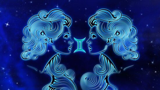 మిథున రాశి వారికి శని తిరోగమనం కెరీర్, వ్యాపారంపై సానుకూల ప్రభావాన్ని చూపుతుంది. ఈ కాలంలో మీరు మంచి విజయాన్ని పొందుతారు. మీ పెండింగ్ పని పూర్తవుతుంది. మీ ఆర్థిక పరిస్థితి గతంలో కంటే మెరుగ్గా ఉంటుంది. కుటుంబంలో గౌరవం, సమాజంలో ప్రతిష్ట పెరుగుతుంది. అలాగే పనిలో పదోన్నతి పొందడానికి ఇది మంచి అవకాశం. కొత్త ఉద్యోగం పొందే అవకాశం ఉంది. అలాగే నిరుద్యోగులకు ఉద్యోగం రావచ్చు. మిథున రాశి వారికి శని తిరోగమనం కెరీర్, వ్యాపారంపై సానుకూల ప్రభావాన్ని చూపుతుంది. ఈ కాలంలో మీరు మంచి విజయాన్ని పొందుతారు. మీ పెండింగ్ పని పూర్తవుతుంది. మీ ఆర్థిక పరిస్థితి గతంలో కంటే మెరుగ్గా ఉంటుంది. కుటుంబంలో గౌరవం, సమాజంలో ప్రతిష్ట పెరుగుతుంది. అలాగే పనిలో పదోన్నతి పొందడానికి ఇది మంచి అవకాశం. కొత్త ఉద్యోగం పొందే అవకాశం ఉంది. అలాగే నిరుద్యోగులకు ఉద్యోగం రావచ్చు.