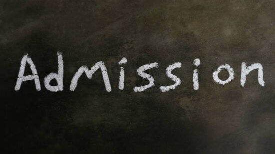 పోస్టు గ్రాడ్యూయేట్ (పీజీ) ఆర్ట్స్‌ కోర్సులు 11 ఉన్నాయి. ఈ కోర్సుల కాల వ్యవ‌ధి రెండేళ్లు (నాలుగు సెమిస్టర్స్‌) ఉంటుంది. ఎంఏ ఇంగ్లీష్‌, ఎంఏ తెలుగు, ఎంఏ సంస్కృతం, ఎంఏ హిందీ, ఎంఏ ఎక‌నామిక్స్‌, ఎంఏ హిస్టరీ, ఎంఏ పొలిటిక‌ల్ సైన్స్‌, ఎంఏ సోషియాల‌జీ కోర్సులున్నాయి.