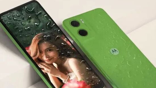 ఇతర ఫీచర్లు: ఈ ఫోన్ వాటర్​ అండ్​ డస్ట్​ రెసిస్టెన్స్​ కోసం ఐపీ64 రేటెడ్ బిల్డ్​ను కలిగి ఉంది. ఫాస్టీ సౌండ్ కోసం డాల్బీ అట్మోస్​తో స్టీరియో స్పీకర్లు కూడా ఈ ఫోన్​లో ఉన్నాయి. అంటే ధ్వని నాణ్యత ఖచ్చితంగా గొప్పగా ఉంటుంది. ఈ గ్యాడ్జెట్​ ప్రారంభ ధర రూ. 10వేలు- రూ. 15వేల మధ్యలో ఉంటుందని అంచనాలు ఉన్నాయి. పూర్తి వివరాలు లాంచ్​ నాటికి అందుబాటులోకి వస్తాయి.