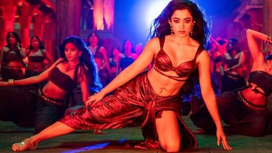 థామాలోని ‘తూ మేరే నా హుయే’ సాంగ్ లో అందాల విందు వడ్డించేసింది రష్మిక మందన్న. ఆమె హాట్ మూవ్స్ ఫ్యాన్స్ ను ఫిదా చేస్తున్నాయి. థామాలోని ‘తూ మేరే నా హుయే’ సాంగ్ లో అందాల విందు వడ్డించేసింది రష్మిక మందన్న. ఆమె హాట్ మూవ్స్ ఫ్యాన్స్ ను ఫిదా చేస్తున్నాయి.