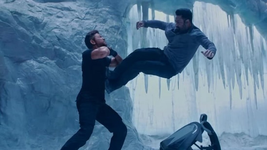 వార్ 2 ఓటీటీ: హృతిక్ రోషన్, జూనియర్ ఎన్టీఆర్ కాంబినేషన్లో తెరకెక్కిన యాక్షన్ థ్రిల్లర్ వార్ 2 చిత్రం అక్టోబర్ 9న నెట్ఫ్లిక్స్లో రిలీజ్ కానుంది. తెలుగులో కూడా వార్ 2 ఓటీటీ స్ట్రీమింగ్ కానుంది. వార్ 2 ఓటీటీ: హృతిక్ రోషన్, జూనియర్ ఎన్టీఆర్ కాంబినేషన్లో తెరకెక్కిన యాక్షన్ థ్రిల్లర్ వార్ 2 చిత్రం అక్టోబర్ 9న నెట్ఫ్లిక్స్లో రిలీజ్ కానుంది. తెలుగులో కూడా వార్ 2 ఓటీటీ స్ట్రీమింగ్ కానుంది.