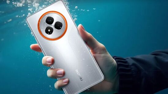 రియల్​మీ నార్జో 80 లైట్​ అనేది 4జీ స్మార్ట్​ఫోన్​. ఇందులో 6.74 ఇంచ్​ హెచ్​డీ+ ఎల్​సీడీ డిస్​ప్లే ఉంటుంది. 90హెచ్​జెడ్​ రిఫ్రెష్​ రేట్​ దీని సొంతం. దీని డిజైన్​ చాలా స్లిమ్​గా ఉంటుంది. వాటర్​ అండ్​ డస్ట్​ రెసిస్టెన్స్​ కోసం ఇందులో ఐపీ54 రేటింగ్​ లభిస్తోంది. 5 కస్టమైజెబుల్​ గ్లోయింగ్​ మోడ్స్​తో కూడిన పల్స్​ లైట్​ ఫీచర్​ ఇందులో ఉంది.