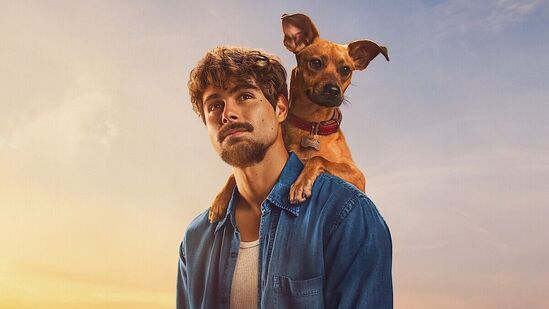 కారామెలో - మీరు నెట్‌ఫ్లిక్స్‌లో హృదయాన్ని కదిలించేది ఏదైనా చూడాలనుకుంటే అక్టోబర్ 8న విడుదలయ్యే "కారామెలో" కోసం వేచి ఉండండి. ఇది ఒక చెఫ్, కుక్క మధ్య అందమైన సంబంధం కథ. వారిద్దరూ జీవితాన్ని మార్చే అనుభవాలను అనుభవిస్తారు. 