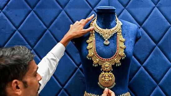 విజయవాడలో 10 గ్రాముల పసిడి (22క్యారెట్లు) ధర రూ. 1,09,475 ఉంది. 24 క్యారెట్ల గోల్డ్​ ప్రైజ్​ రూ. 1,19,425గా ఉంది. కేజీ వెండి ధర రూ. 1,69,000గా ఉంది.