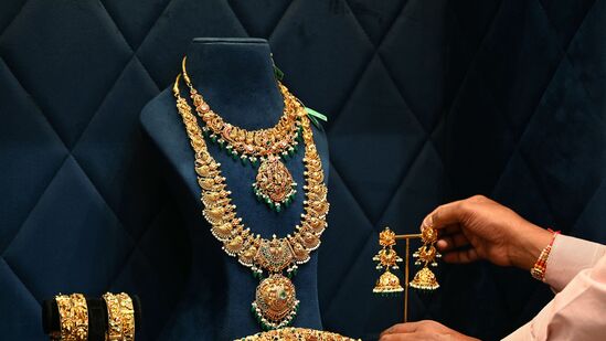 హైదరాబాద్​లో 10 గ్రాముల పసిడి (22క్యారెట్లు) ధర రూ. 1,09,469 ఉంది. 24క్యారెట్ల బంగారం ధర రూ. 1,19,419గా కొనసాగుతోంది. కేజీ వెండి ధర రూ. 1,68,200గా ఉంది.