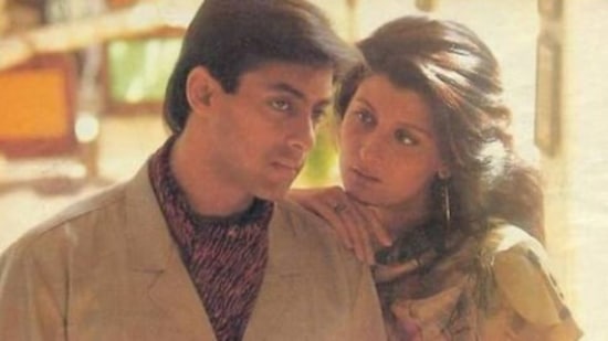 సల్మాన్, సంగీత ఏళ్ల తరబడి డేటింగ్ చేశారు. పెళ్లి ఏర్పాట్లు కూడా పూర్తయ్యాయి. కానీ అకస్మాత్తుగా వీళ్లు విడిపోయారు. సల్మాన్, సంగీత ఏళ్ల తరబడి డేటింగ్ చేశారు. పెళ్లి ఏర్పాట్లు కూడా పూర్తయ్యాయి. కానీ అకస్మాత్తుగా వీళ్లు విడిపోయారు.