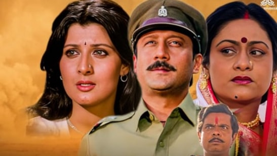 ఇజ్జత్ సినిమా షూటింగ్ సమయంలో జాకీ, సంగీత్ ఒకరినొకరు ప్రేమించుకున్నట్లు వార్తలు వచ్చాయి. ఈ వార్తతో సల్మాన్ ఖాన్ బాధపడ్డాడు. జాకీకి దూరంగా ఉన్నాడు. ఇజ్జత్ సినిమా షూటింగ్ సమయంలో జాకీ, సంగీత్ ఒకరినొకరు ప్రేమించుకున్నట్లు వార్తలు వచ్చాయి. ఈ వార్తతో సల్మాన్ ఖాన్ బాధపడ్డాడు. జాకీకి దూరంగా ఉన్నాడు.