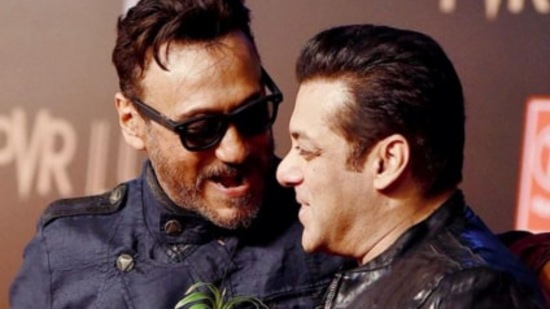 1998లో వచ్చిన బంధన్ సినిమాలో జాకీ.. సల్మాన్ ఖాన్ బావమరిది పాత్రలో నటించాడు. ఈ సినిమా సక్సెస్ అయింది. ఇక సంగీతా బిజ్లానీ ఆ తర్వాత సల్మాన్ తోనూ విడిపోయి టీమిండియా మాజీ కెప్టెన్ మహ్మద్ అజారుద్దీన్ ను పెళ్లి చేసుకున్న విషయం తెలిసిందే. 1996లో వీళ్లు పెళ్లి చేసుకోగా.. 2010లో విడిపోయారు. 1998లో వచ్చిన బంధన్ సినిమాలో జాకీ.. సల్మాన్ ఖాన్ బావమరిది పాత్రలో నటించాడు. ఈ సినిమా సక్సెస్ అయింది. ఇక సంగీతా బిజ్లానీ ఆ తర్వాత సల్మాన్ తోనూ విడిపోయి టీమిండియా మాజీ కెప్టెన్ మహ్మద్ అజారుద్దీన్ ను పెళ్లి చేసుకున్న విషయం తెలిసిందే. 1996లో వీళ్లు పెళ్లి చేసుకోగా.. 2010లో విడిపోయారు.