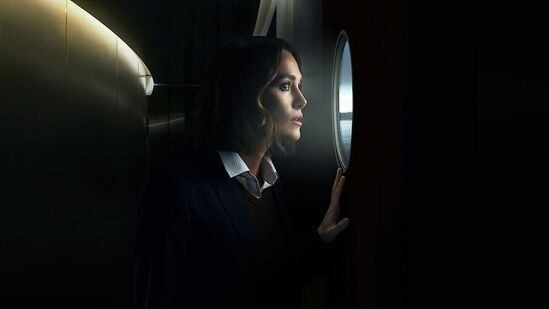 ది ఉమెన్ ఇన్ ది క్యాబిన్ - ఒక జర్నలిస్ట్ ఒక లగ్జరీ పడవలో చిక్కుకున్న అమ్మాయిని చూసి అందరికీ చెబుతుంది, కానీ ఎవరూ ఆమెను నమ్మరు. అప్పుడు ఆమె తన ప్రాణాలను పణంగా పెట్టి నిజం తెలుసుకోవాలని నిర్ణయించుకుంటుంది. దీనితో పాటు మై ఫాదర్ ది బికెటి కిల్లర్ కూడా అక్టోబర్ 10న విడుదల కానుంది.