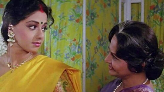 ఈ బ్లాక్ బస్టర్ మూవీ బాలీవుడ్ కు ముగ్గురు సూపర్ స్టార్లను ఇచ్చింది. అయితే ఈ ముగ్గురూ ఇప్పుడు మనతో లేరు. హిందీ సినీ లెజెండరీ ఫిల్మ్ మేకర్ యశ్ చోప్రాను ఎవరూ మర్చిపోలేరు. నేటికీ ప్రేమ విషయానికి వస్తే యశ్ చోప్రా పేరు గుర్తుకు వస్తుంది. యశ్ తన సినిమాల ద్వారా ప్రజలకు ప్రేమించడం నేర్పించాడు. దిల్వాలే దుల్హనియా లే జాయేంగే నుండి వీర్ జారా వరకు అతను హిందీ సినిమాకు అనేక గొప్ప చిత్రాలను అందించాడు. ఈ బ్లాక్ బస్టర్ మూవీ బాలీవుడ్ కు ముగ్గురు సూపర్ స్టార్లను ఇచ్చింది. అయితే ఈ ముగ్గురూ ఇప్పుడు మనతో లేరు. హిందీ సినీ లెజెండరీ ఫిల్మ్ మేకర్ యశ్ చోప్రాను ఎవరూ మర్చిపోలేరు. నేటికీ ప్రేమ విషయానికి వస్తే యశ్ చోప్రా పేరు గుర్తుకు వస్తుంది. యశ్ తన సినిమాల ద్వారా ప్రజలకు ప్రేమించడం నేర్పించాడు. దిల్వాలే దుల్హనియా లే జాయేంగే నుండి వీర్ జారా వరకు అతను హిందీ సినిమాకు అనేక గొప్ప చిత్రాలను అందించాడు.