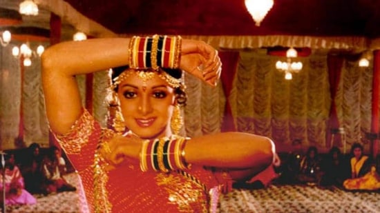 హిందీ సినిమా కల్ట్ ఫిల్మ్స్ లో చాందిని అగ్రస్థానంలో ఉంటుంది. ఈ మ్యూజికల్ డ్రామాకు యశ్ చోప్రా దర్శకత్వం వహించాడు. ఈ చిత్రంలో రిషి కపూర్, శ్రీదేవి, వినోద్ ఖన్నాలతో పాటు వహీదా రెహ్మాన్, సుష్మా సేథ్, అనంత్ మహదేవన్ కూడా నటించారు. హిందీ సినిమా కల్ట్ ఫిల్మ్స్ లో చాందిని అగ్రస్థానంలో ఉంటుంది. ఈ మ్యూజికల్ డ్రామాకు యశ్ చోప్రా దర్శకత్వం వహించాడు. ఈ చిత్రంలో రిషి కపూర్, శ్రీదేవి, వినోద్ ఖన్నాలతో పాటు వహీదా రెహ్మాన్, సుష్మా సేథ్, అనంత్ మహదేవన్ కూడా నటించారు.