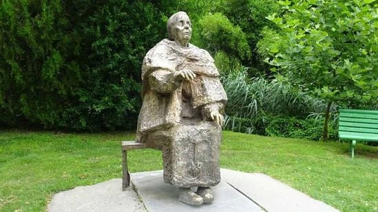 బల్గేరియాకు చెందిన బాబా వంగా 1911లో పుట్టి, 1996లో మరణించింది. అయితే ఆమె 5 వేల సంవత్సరం వరకు కూడా భవిష్యత్తును అంచనా వేసిందని, వాటిలో ఇప్పటికే చాలా వరకు నిజమయ్యాయని నమ్ముతారు. మరి ఇండియా గురించి, అందులోనూ 2026 ఏడాది గురించి ఆమె ఏం చెప్పిందో చూడండి. బల్గేరియాకు చెందిన బాబా వంగా 1911లో పుట్టి, 1996లో మరణించింది. అయితే ఆమె 5 వేల సంవత్సరం వరకు కూడా భవిష్యత్తును అంచనా వేసిందని, వాటిలో ఇప్పటికే చాలా వరకు నిజమయ్యాయని నమ్ముతారు. మరి ఇండియా గురించి, అందులోనూ 2026 ఏడాది గురించి ఆమె ఏం చెప్పిందో చూడండి.