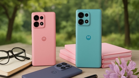 మరోవైపు మోటోరోలా ఎడ్జ్ 60 ఫ్యూజన్ వాస్తవ ధర రూ .25,999 కానీ ఇప్పుడు ఇది కేవలం రూ .20,999కు లభిస్తోంది. 8 జీబీ ర్యామ్ + 256 జీబీ స్టోరేజ్ వేరియంట్లలో ఈ ఫోన్ అందుబాటులో ఉంది. ఫ్లిప్​కార్ట్ సేల్ ఎక్స్​ఛేంజ్​ ఆఫర్లు, నో-కాస్ట్ ఈఎంఐలను కూడా అందిస్తుంది. ఎస్బీఐ కార్డుదారులకు అదనంగా 10 శాతం తగ్గింపు లభిస్తోంది.