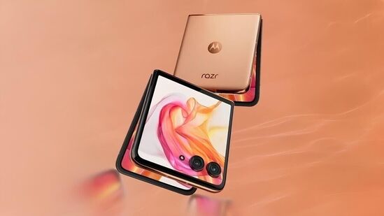 ఫ్లిప్​కార్ట్​లో మోటోరోలా రేజర్ 60 వాస్తవ ధర రూ. 54,999గా ఉండేది. కానీ ఆఫర్​లో ప్రస్తుతం దీని ధర రూ. 39,999కి తగ్గింది. ఫలితంగా ఇది ప్రస్తుతం మార్కెట్లో అత్యంత చౌకైన ఫోల్డెబుల్ స్మార్ట్​ఫోన్​గా నిలిచింది. ఎస్బీఐ కార్డు వినియోగదారులకు 10 శాతం అదనపు డిస్కౌంట్, ఈఎంఐ ఆప్షన్లు కూడా అందుబాటులో ఉన్నాయి. తద్వారా ధర మరింత తగ్గుతుంది.