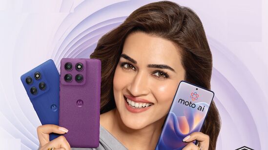 మోటaరోలా ఎడ్జ్ 60 ప్రో 6.7-ఇంచ్​ క్వాడ్-కర్వ్డ్ ట్రూ కలర్ పోల్డ్ డిస్ ప్లేతో ప్రీమియం స్మార్ట్ ఫోన్. ఇందులో మీడియాటెక్ డైమెన్సిటీ 8350 ఎక్స్ ట్రీమ్ చిప్ సెట్ ఉంది. 50 మెగాపిక్సెల్ ఓఐఎస్ ట్రిపుల్ కెమెరా సిస్టంను ఇందులో అందించారు. సెల్ఫీల కోసం ముందువైపు 50 మెగాపిక్సెల్ కెమెరా ఉంది. ఇందులో 6000 ఎంఏహెచ్ బ్యాటరీ ఉంది, ఇది 90 వాట్ ఫాస్ట్ ఛార్జింగ్ కు మద్దతు ఇస్తుంది. మోటోఏఐ, గూగుల్ జెమిని, మైక్రోసాఫ్ట్ కోపైలట్ వంటి ఏఐ టూల్స్ తో కూడా ఈ ఫోన్ వస్తుంది. ఫోన్, మెటల్-గ్లాస్ బాడీ ప్రీమియం అనుభూతిని ఇస్తుంది, ఐపీ68 రేటింగ్ దీనిని నీటి నిరోధకతను కలిగిస్తుంది.