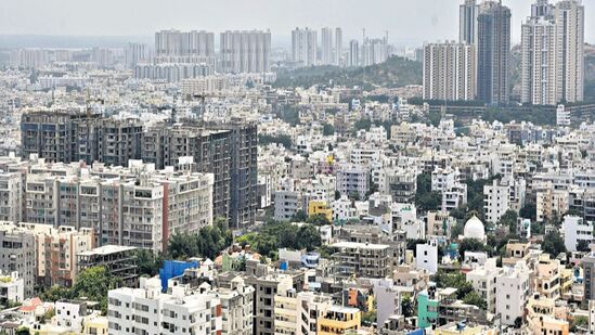 గతంలో కూడా రాయదుర్గం, కోకాపేట నియోపోలీస్ కూడా వేలం నిర్వహించారు. 2022లో కోకాపేట నియోపోలీస్ వేలంలో 3.60 ఎకరాల్లో ఎకరాకు రూ.100.75 కోట్లు గరిష్ఠ ధర పలికి అప్పట్లో రికార్డు సృష్టించిన సంగతి తెలిసిందే. అయితే తాజాగా రాయదుర్గంలో ఎకరాకు రూ.177 కోట్లు పలకటంతో… పాత రికార్డులు బద్దలైపోయాయి. గతంలో కూడా రాయదుర్గం, కోకాపేట నియోపోలీస్ కూడా వేలం నిర్వహించారు. 2022లో కోకాపేట నియోపోలీస్ వేలంలో 3.60 ఎకరాల్లో ఎకరాకు రూ.100.75 కోట్లు గరిష్ఠ ధర పలికి అప్పట్లో రికార్డు సృష్టించిన సంగతి తెలిసిందే. అయితే తాజాగా రాయదుర్గంలో ఎకరాకు రూ.177 కోట్లు పలకటంతో… పాత రికార్డులు బద్దలైపోయాయి.