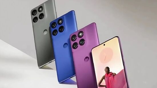 ఎడ్జ్ 60 ఫ్యూజన్ 6.7-ఇంచ్​ 1.5 కే పీఓఎల్​ఈడీ క్వాడ్-కర్వ్డ్ డిస్​ప్లేను కలిగి ఉంది, ఫోన్​లో సోనీ లిటియా 700 సీ కెమెరా సెన్సార్ ఉంది, ఇది 50 ఎంపీ కెమెరా. ఈ ఫోన్​లో స్నాప్​డ్రాగన్ 7 జెన్ 3 చిప్ సెట్ ఉంది. దీని డిజైన్ ఐపీ69 వాటర్ రెసిస్టెంట్ బాడీ, మెటల్ ఫ్రేమ్​తో చాలా ప్రీమియంగా ఉంటుంది. మ్యాజిక్ ఎరేజర్, అన్ బ్లర్, జెమిని ఏఐ ఇంటిగ్రేషన్ వంటి ఏఐ ఫీచర్లు ఉన్నాయి. 5000 ఎంఏహెచ్ బ్యాటరీ 68వాట్ల ఫాస్ట్ ఛార్జింగ్​కు మద్దతు ఇస్తుంది.