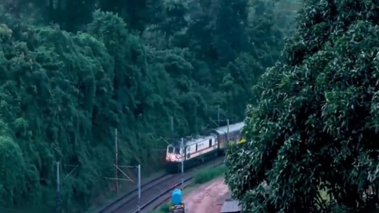 ఐఆర్‌సీటీసీ టూరిజం అల్టిమేట్ ఊటీ ఎక్స్ హైదరాబాద్ పేరుతో టూర్ ప్యాకేజీని అందిస్తుంది. ప్రతీ మంగళవారం ఈ టూర్ ఉంటుంది. హైదరాబాద్ నుంటి రైలు ద్వారా ఈ ప్రయాణం చేయవచ్చు. 