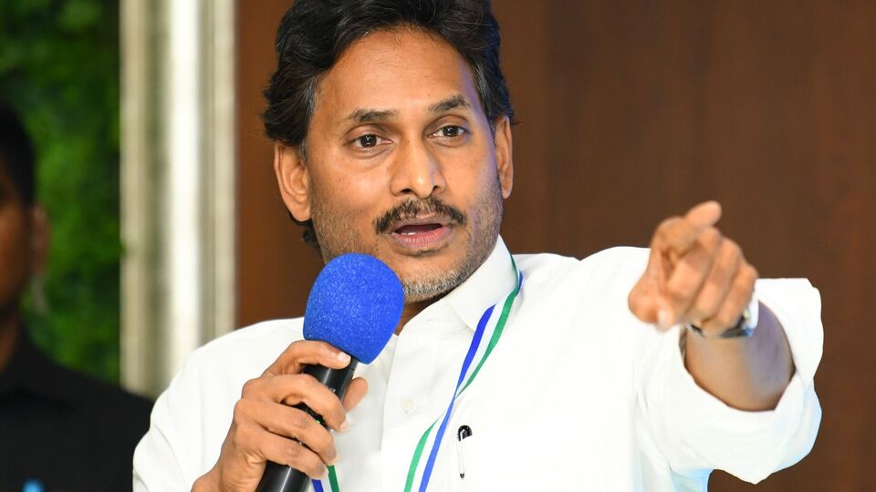 'చంద్రబాబు గారు.. ప్రభుత్వ ఉద్యోగులకు మీరిచ్చిన హామీలేమయ్యాయి..?' 