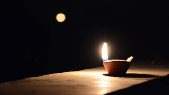 కార్తీక మాసంలో ఈ పనులు చేయండి: కార్తీక మాసం చాలా శుభప్రదమైనది, పవిత్రమైనదిగా పరిగణించబడుతుంది. శివుడిని ఈ మాసంలో పూజిస్తారు. అదే సమయంలో, వివాహం వంటి శుభప్రదమైన, ముఖ్యమైన జీవిత కార్యం కూడా కార్తీక మాసం నుండి ప్రారంభమవుతుంది. ఈ నెలలో కొన్ని ప్రత్యేక పనులు చేయాలని నియమం పెట్టారు. ఇది మీ విధిని తీర్చిదిద్దడమే కాకుండా ఈ పనులకు మానసిక ప్రశాంతతను కూడా ఇస్తుంది. కార్తీక మాసంలో ప్రతిరోజూ ఈ పనులు చేయడం ద్వారా, మీరు అదృష్టాన్ని పొందుతారు.