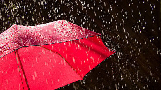 తెలంగాణలో రెండురోజులు భారీ వర్షాలు కురిసే అవకాశం ఉందని హైదరాబాద్‌ వాతావరణ కేంద్రం అంచనా వేసింది. ఈ మేరకు పలు జిల్లాలకు ఎల్లో అలెర్ట్‌ జారీ చేసింది.  ఒడిశా ఉత్తర తీర ప్రాంతం నుంచి తెలంగాణ వరకు ఇంటీరియర్‌ ఒడిశా, దక్షిణ ఛత్తీస్‌గఢ్‌ మీదుగా సగటు సముద్రమట్టానికి 1.5 కిలోమీటర్ల ఎత్తులో ద్రోణి కొనసాగుతుందని తెలిపింది. 