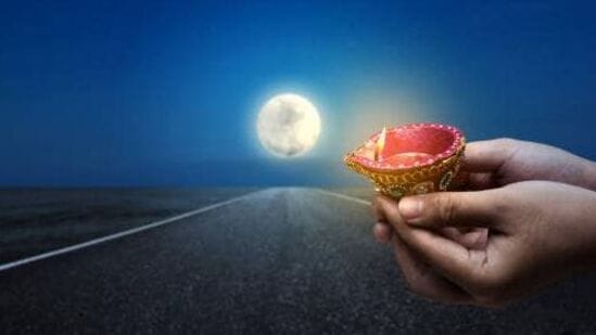 మట్టి దీపం వెలిగించండి - కార్తీక మాసంలో, మొత్తం 30 రోజులపాటు శివుని  ముందు నెయ్యి దీపాన్ని వెలిగించండి. ఇది దేవుణ్ణి త్వరగా సంతోషపరుస్తుంది.