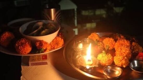 శివారాధన: కార్తీక మాసంలో అన్ని రోజులు కూడా శివుడిని పూజించండి. ధూప, దీప, నైవేద్యాలను సమర్పించండి. శివుని మంత్రాలు, శివ స్త్రోత్రాలు వంటివి పఠించండి.