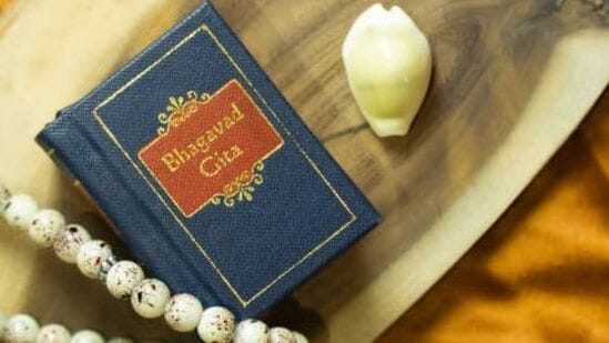 భగవద్గీత శ్లోకాన్ని చదవండి - భగవద్గీత లోని శ్లోకాలు జీవితంలోని కష్టాలను తగ్గించడంలో సహాయపడతాయి. కార్తీక మాసంలో  భగవద్గీత లోని శ్లోకాలు పఠించడం వల్ల అనేక వేదాలు, పురాణాలను చదివినంత  పుణ్యం లభిస్తుంది.