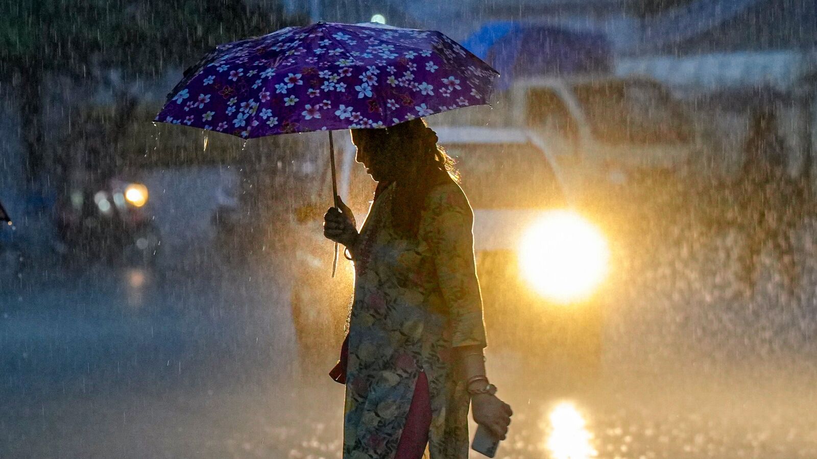 కొనసాగుతున్న ద్రోణి - ఏపీలోని ఈ జిల్లాలకు భారీ వర్ష సూచన