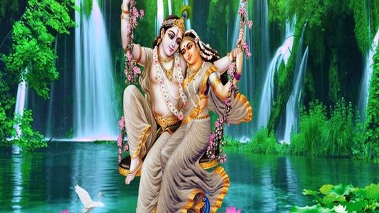 వాస్తు ప్రకారం, రాధా-కృష్ణ దంపతుల చిత్రాన్ని పడకగదిలో ఉంచడం శుభప్రదం. ఇది ప్రేమ, సామరస్యం మరియు మాధుర్యానికి చిహ్నం. ఈ చిత్రం వైవాహిక జీవితంలో సామరస్యాన్ని తెస్తుంది. అయితే గుర్తుంచుకోండి, రాధ లేదా కృష్ణుడి చిత్రాన్ని మాత్రమే ఉంచవద్దు, ఎందుకంటే ఇది సంబంధాల్లో దూరం లేదా అస్థిరతను తెస్తుంది. దానిని ఉత్తర వైపు గోడపై ఉంచండి. వాస్తు ప్రకారం, రాధా-కృష్ణ దంపతుల చిత్రాన్ని పడకగదిలో ఉంచడం శుభప్రదం. ఇది ప్రేమ, సామరస్యం మరియు మాధుర్యానికి చిహ్నం. ఈ చిత్రం వైవాహిక జీవితంలో సామరస్యాన్ని తెస్తుంది. అయితే గుర్తుంచుకోండి, రాధ లేదా కృష్ణుడి చిత్రాన్ని మాత్రమే ఉంచవద్దు, ఎందుకంటే ఇది సంబంధాల్లో దూరం లేదా అస్థిరతను తెస్తుంది. దానిని ఉత్తర వైపు గోడపై ఉంచండి.