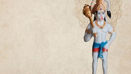 హనుమంతుడి చిత్రాన్ని ఉంచకూడదు- వాస్తు ప్రకారం, హనుమంతుడి చిత్రాన్ని పడకగదిలో ఉంచకూడదు. హనుమాన్ జీ యొక్క శక్తి చాలా శక్తివంతమైనది, ఇది పడకగది యొక్క నిర్మలమైన స్వభావానికి భంగం కలిగిస్తుంది. ఇది ఒత్తిడి, నిద్రలేమి లేదా సంబంధాలలో విభేదాలకు దారితీస్తుంది. పూజ గది లేదా ఇంటి ప్రధాన ద్వారంపై హనుమాన్ చిత్రాన్ని ఉంచండి. హనుమంతుడి చిత్రాన్ని ఉంచకూడదు- వాస్తు ప్రకారం, హనుమంతుడి చిత్రాన్ని పడకగదిలో ఉంచకూడదు. హనుమాన్ జీ యొక్క శక్తి చాలా శక్తివంతమైనది, ఇది పడకగది యొక్క నిర్మలమైన స్వభావానికి భంగం కలిగిస్తుంది. ఇది ఒత్తిడి, నిద్రలేమి లేదా సంబంధాలలో విభేదాలకు దారితీస్తుంది. పూజ గది లేదా ఇంటి ప్రధాన ద్వారంపై హనుమాన్ చిత్రాన్ని ఉంచండి.