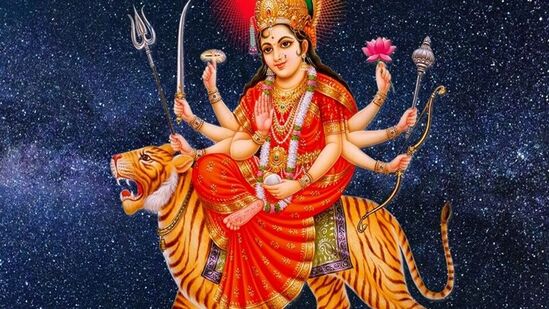 పడకగదిలో దుర్గామాత చిత్రాన్ని ఉంచవద్దు - పడకగదిలో దుర్గామాత చిత్రాన్ని ఉంచడం అశుభకరమైనదిగా పరిగణించబడుతుంది. పడకగది యొక్క ప్రశాంతతను ప్రభావితం చేస్తుంది. ఇది జీవిత భాగస్వాముల మధ్య ఉద్రిక్తత లేదా విభేదాలకు దారితీస్తుంది. దుర్గామాత చిత్రాన్ని పూజ గదిలో లేదా ఇంటి తూర్పు దిక్కులో ఉంచండి. పడకగదిలో దుర్గామాత చిత్రాన్ని ఉంచవద్దు - పడకగదిలో దుర్గామాత చిత్రాన్ని ఉంచడం అశుభకరమైనదిగా పరిగణించబడుతుంది. పడకగది యొక్క ప్రశాంతతను ప్రభావితం చేస్తుంది. ఇది జీవిత భాగస్వాముల మధ్య ఉద్రిక్తత లేదా విభేదాలకు దారితీస్తుంది. దుర్గామాత చిత్రాన్ని పూజ గదిలో లేదా ఇంటి తూర్పు దిక్కులో ఉంచండి.