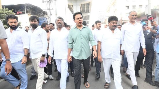 రూ. 1353 కోట్లు 'మహాలక్ష్మి' ఉచిత బస్సు పథకం బకాయిలు పెండింగ్‌లో ఉన్నాయని ఆర్టీసీ ఎండీ వై.నాగిరెడ్డి  తెలిపారు. కేసీఆర్ హయాంలో రూ. 9246 కోట్ల ఆర్టీసీ గ్రాంట్‌ను(TGSRTC కింద) విడుదల చేసినట్టు బీఆర్ఎస్ నేతలు తెలిపారు. కానీ కాంగ్రెస్ ప్రభుత్వం ఆర్టీసీని ముంచేలా చేసి, ప్రైవేట్‌కు అప్పగించే కుట్ర చేస్తున్నదని ఆరోపించారు.