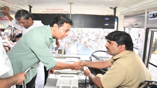 రేతిఫైల్ బస్ స్టేషన్ నుంచి బస్ భవన్ కు ఆర్టీసీ బస్సులో బీఆర్ఎస్ వర్కింగ్ ప్రెసిడెంట్ కేటీఆర్‌తోపాటుగా ముఖ్యనేతలు ప్రయాణించారు. అనంతరం బస్ భవన్‌లో టీజీఎస్ఆర్టీసీ ఎండీ వై.నాగిరెడ్డి గారికి వినతి పత్రం అందజేశారు.