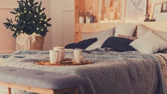 వాస్తు చిట్కాలు: వాస్తు శాస్త్రంలో, పడకగది సానుకూల శక్తి, విశ్రాంతి కలగడానికి కొన్ని నియమాలను చెప్పడం జరిగింది. ఈ చిట్కాలను పాటిస్తే భార్యాభర్తల మధ్య సంబంధాలు బాగుంటాయి. మనశ్శాంతి ఉంటుంది. కానీ పడకగది తప్పుడు దిశలో వున్నా లేదా సరైన ఫోటోలు లేకపోయినా సమస్యలు వస్తాయి. కనుక బెడ్ రూమ్ విషయంలో పాటించాల్సినవి తెలుసుకుందాం. వాస్తు చిట్కాలు: వాస్తు శాస్త్రంలో, పడకగది సానుకూల శక్తి, విశ్రాంతి కలగడానికి కొన్ని నియమాలను చెప్పడం జరిగింది. ఈ చిట్కాలను పాటిస్తే భార్యాభర్తల మధ్య సంబంధాలు బాగుంటాయి. మనశ్శాంతి ఉంటుంది. కానీ పడకగది తప్పుడు దిశలో వున్నా లేదా సరైన ఫోటోలు లేకపోయినా సమస్యలు వస్తాయి. కనుక బెడ్ రూమ్ విషయంలో పాటించాల్సినవి తెలుసుకుందాం.