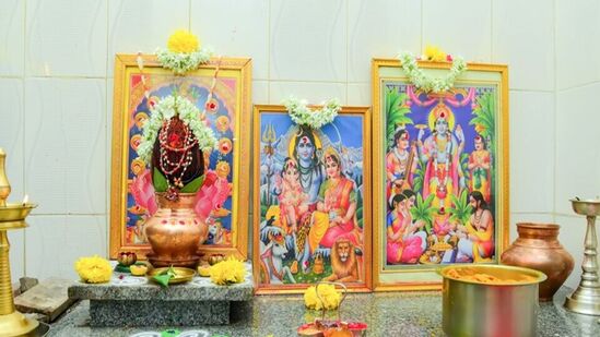 పడకగదిలో పూజ మందిరం వద్దు- వాస్తు ప్రకారంగా, పడకగదిలో పూజ మందిరం ఉండడం అశుభకరం. ఎల్లప్పుడూ ఇంటి ఈశాన్య దిక్కులో పూజ మందిరాన్ని ఏర్పాటు చేయండి, ఎందుకంటే ఈ దిక్కు ఆధ్యాత్మిక శక్తికి మంగళప్రదమైనది. పడకగదిలో పూజా మందిరం ఉండటం వల్ల శాంతికి భంగం కలగుతుంది, వ్యతిరేక శక్తి పెరుగుతుంది. పడకగదిలో పూజ మందిరం వద్దు- వాస్తు ప్రకారంగా, పడకగదిలో పూజ మందిరం ఉండడం అశుభకరం. ఎల్లప్పుడూ ఇంటి ఈశాన్య దిక్కులో పూజ మందిరాన్ని ఏర్పాటు చేయండి, ఎందుకంటే ఈ దిక్కు ఆధ్యాత్మిక శక్తికి మంగళప్రదమైనది. పడకగదిలో పూజా మందిరం ఉండటం వల్ల శాంతికి భంగం కలగుతుంది, వ్యతిరేక శక్తి పెరుగుతుంది.