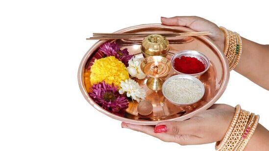 వాస్తు శాస్త్రం ప్రకారంగా, పడకగదిలో రాధాకృష్ణ లేదా శివపార్వతి చిత్రాలను ఉంచడం మంచిది, అయితే హనుమాన్, దుర్గామాత లేదా సన్యాసి భంగిమ యొక్క చిత్రాలను పరిహరించండి. వాస్తు శాస్త్రం ప్రకారంగా, పడకగదిలో రాధాకృష్ణ లేదా శివపార్వతి చిత్రాలను ఉంచడం మంచిది, అయితే హనుమాన్, దుర్గామాత లేదా సన్యాసి భంగిమ యొక్క చిత్రాలను పరిహరించండి.