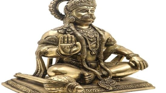 తపస్సులో ఉన్న దేవుని చిత్రాలు పడకగదులకు తగినవి కావు. ధ్యాన శివుడు లేదా విష్ణువు వంటి ఇటువంటి చిత్రాలు తీవ్రమైన, ఏకాగ్రత శక్తిని రేకెత్తిస్తాయి, విశ్రాంతికి అనుకూలంగా ఉండదు. ఇది మానసిక ఒత్తిడి లేదా సంబంధాలలో దూరానికి దారితీస్తుంది. అలాంటి ఫొటోలను పూజ గదిలో ఉంచండి. తపస్సులో ఉన్న దేవుని చిత్రాలు పడకగదులకు తగినవి కావు. ధ్యాన శివుడు లేదా విష్ణువు వంటి ఇటువంటి చిత్రాలు తీవ్రమైన, ఏకాగ్రత శక్తిని రేకెత్తిస్తాయి, విశ్రాంతికి అనుకూలంగా ఉండదు. ఇది మానసిక ఒత్తిడి లేదా సంబంధాలలో దూరానికి దారితీస్తుంది. అలాంటి ఫొటోలను పూజ గదిలో ఉంచండి.